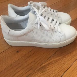 BURBERRY low top sneaker.